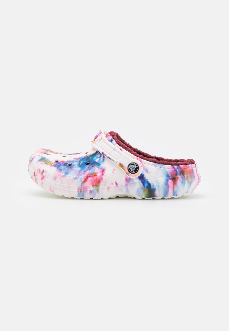 Crocs CLASSIC TIE DYE UNISEX - Mules - garnet/multi-coloured