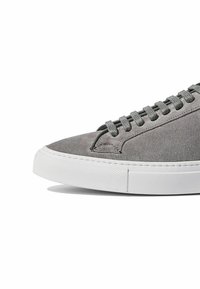 Graue Wildleder sneaker mit runder Zehenpartie, weißer Gummisohle und grauen Schnürsenkeln. Verfügt über ein minimalistisches Design und eine strukturierte Oberseite.