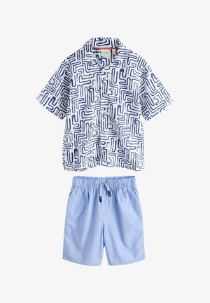 Kurzärmliges Hemd mit blauem Labyrinthmuster und hellblaue, elastische Shorts mit Kordelzug in der Taille.
