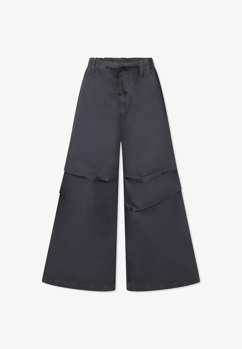 Pantalons larges en tissu gris foncé, dotés d'une taille élastique, d'un cordon de serrage et de détails superposés sur les jambes. Texture lisse, coupe droite.