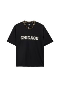 Camiseta negra de manga corta con cuello en V, que presenta "CHICAGO" en letras blancas y doradas en el pecho y costuras de contraste.