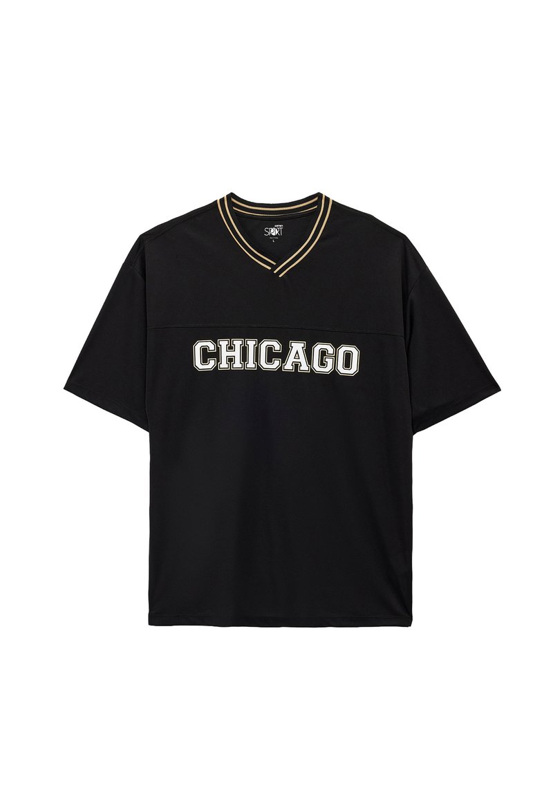 Camiseta negra de manga corta con cuello en V, que presenta "CHICAGO" en letras blancas y doradas en el pecho y costuras de contraste.