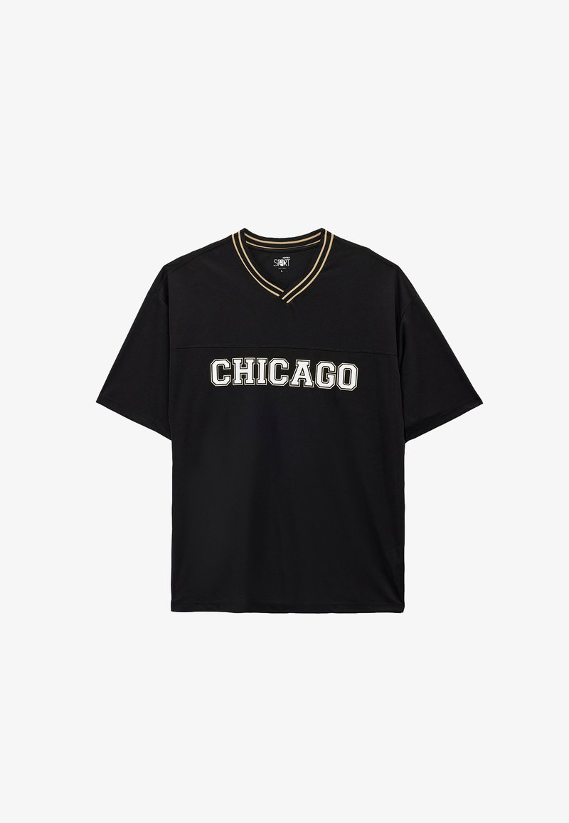 Camiseta negra de manga corta con cuello en V, que presenta "CHICAGO" en letras blancas y doradas en el pecho y costuras de contraste.