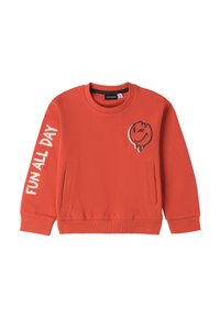 Felpa arancione con collo a giro e polsini a costine. Presenta una grafica di un volto sorridente e la scritta "DIVERTIMENTO TUTTO IL GIORNO" sulla manica. Due tasche laterali.