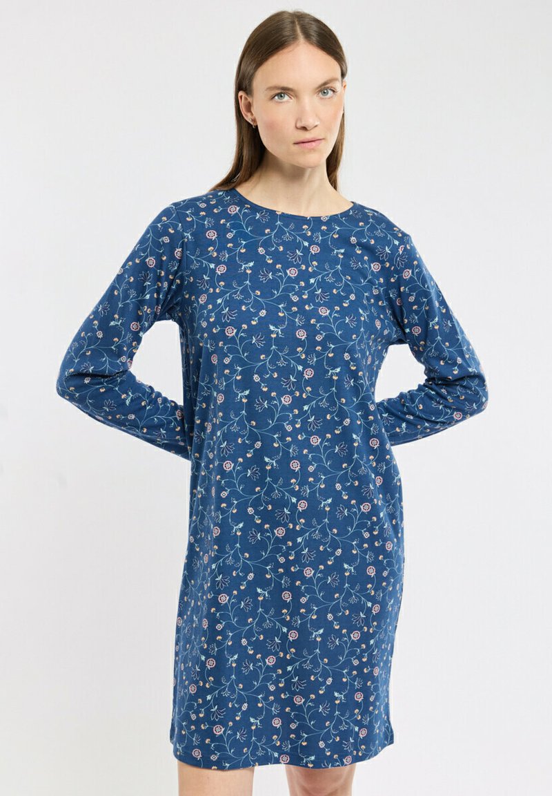 Robe à manches longues en tissu bleu doux avec un motif floral en blanc et rose, décolleté ras du cou et coupe détente.