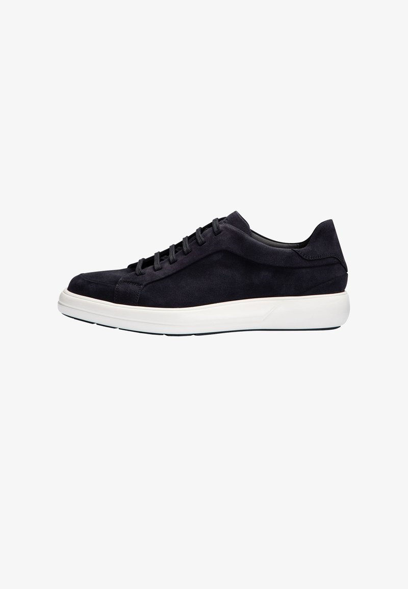 Sneaker in suede nero, modello basso con lacci neri, suola spessa bianca e design minimalista, vista laterale su sfondo bianco.