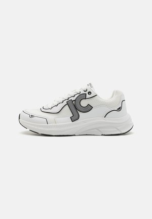 Weißer Sportschuh mit schwarzen Akzenten, Obermaterial aus Mesh, strukturierte Gummisohle und prominentem "JC"-Logo an der Seite. Flaches Design.