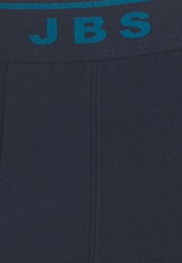 Mörkblå bomullsunderkläder med en figurnära design. Har en texturerad midjeband med "JBS"-logotyp i turkos. Slät yta, minimal sömnad.