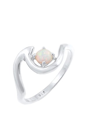 Bague en argent sterling avec un anneau ouvert en forme de V tenant une pierre précieuse opale ronde maintenue par quatre griffes. Marquée 925 à l'intérieur de l'anneau.