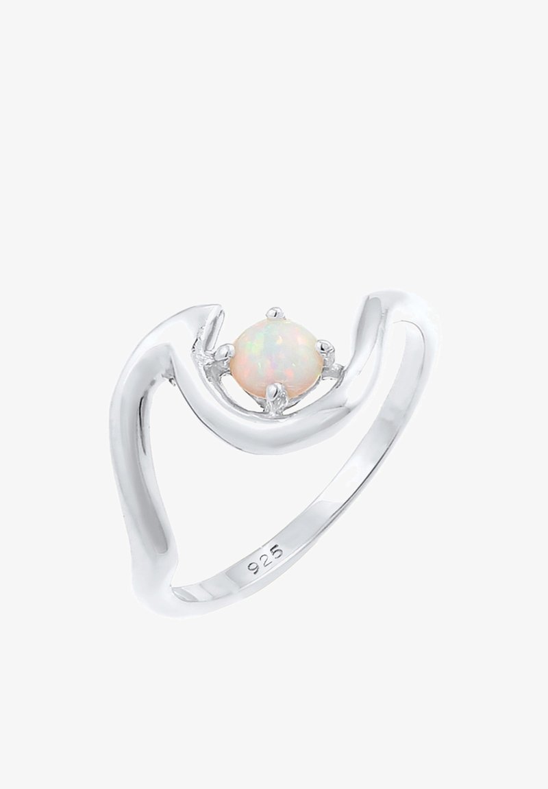 Bague en argent sterling avec un anneau ouvert en forme de V tenant une pierre précieuse opale ronde maintenue par quatre griffes. Marquée 925 à l'intérieur de l'anneau.