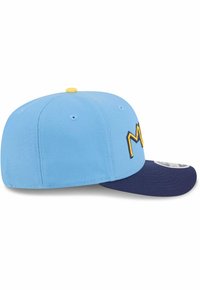 Blauem Baseballcap mit einem gelben Knopf oben, ausgestattet mit einem dunkelblauen Schirm und gestickten gelben Buchstaben auf der Vorderseite. Aus Baumwollmaterial.