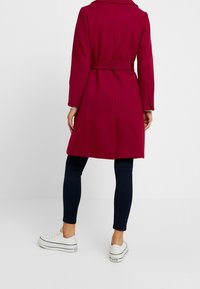 Dorothy Perkins Petite Abrigo clásico - red