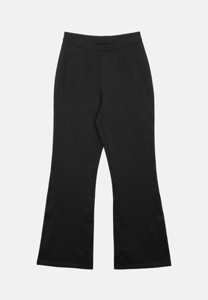 Pantalon évasé noir en tissu lisse, avec une taille plissée, une coupe droite et des détails cousus le long des coutures latérales.