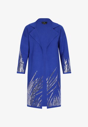 Blauwe gebreide jas met een sjalenkraag, driekwartmouwen en zilverkleurige pailletten met bloemenpatroon aan de onderzijden.
