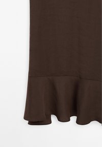 Hnědress, lehké, dlouhé až na zem, s rozšířeným lemem. Hladká textura, minimalistický design, žádné viditelné vzory ani akcenty.