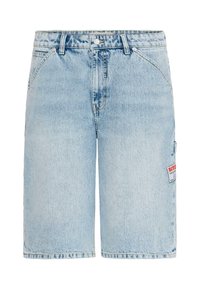 Short en jean bleu clair avec poches avant, passants pour ceinture, fermeture par bouton, et un patch latéral avec un texte rouge et noir.