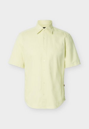 Cămașă cu mânecă scurtă, de culoare galben deschis, cu nasturi în față, guler și logo subtil pe pieptul stâng.