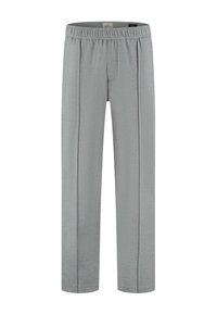 Pantaloni drept de culoare gri deschis, cu talie elastică și pliesuri subtile în față, fabricați dintr-un material moale și texturat.