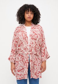 Kardigan ve stylu kimona v korálové barvě s off-white botanickým potiskem, krátké rukávy, otevřený přední díl a zavazovací pásek v pase. Lehká látka.