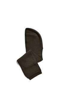 Mørkegrøn strikket hue med en glat overflade og en rund form, parret med et matchende tørklæde med et lignende ribbet mønster.