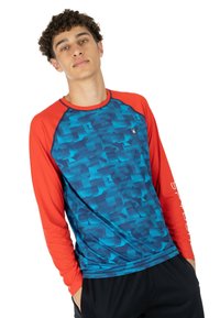 Langärmliges Sportshirt mit einem blauen geometrischen Muster, roten Ärmeln und einem Logo auf der Brust. Hergestellt aus leichtem, atmungsaktivem Material.
