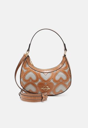 Sac à main Love Moschino marron et beige avec motifs en forme de cœur, poignée courte et bandoulière longue amovible sur fond blanc.