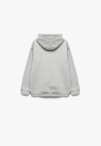 Grijze hoodie met een zachte textuur, voorzien van een losse pasvorm, ribgebreide mouw- en onderranden, plus een eenvoudig ontwerp zonder logo's of patronen.