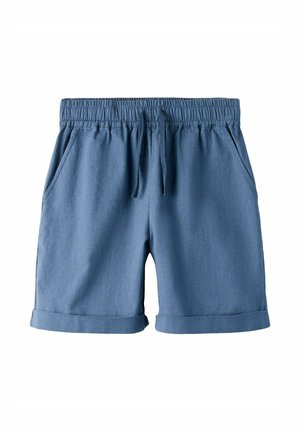 Blå joggeshorts med elastisk midje, snøring, sidelommer og brettede sømmer på hvit bakgrunn.