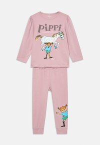 Ružičasti pamučni pidžama set s dugim rukavima koji uključuje majicu s natpisom "Pippi Duga Čarapa" i crtežima Pippi i konja, te odgovarajuće hlače.