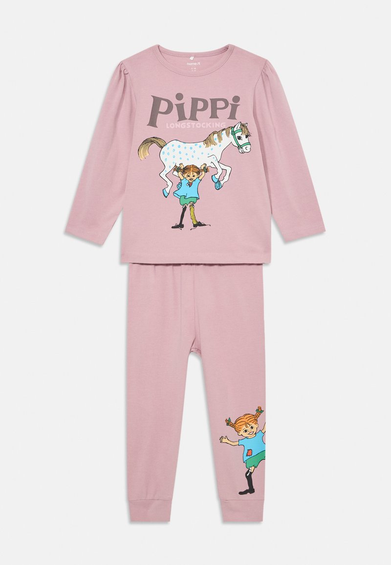 Conjunto de pijama de algodón rosa que incluye una camiseta de manga larga con el texto "Pippi Calzaslargas" y diseños de dibujos animados de Pippi y un caballo, además de pantalones a juego.