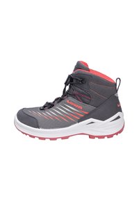 Stivale da trekking di altezza media in grigio e rosso. Presenta una tomaia in tessuto grigio, strisce riflettenti e una suola in gomma bianca con accenti rosa. Lacci regolabili.