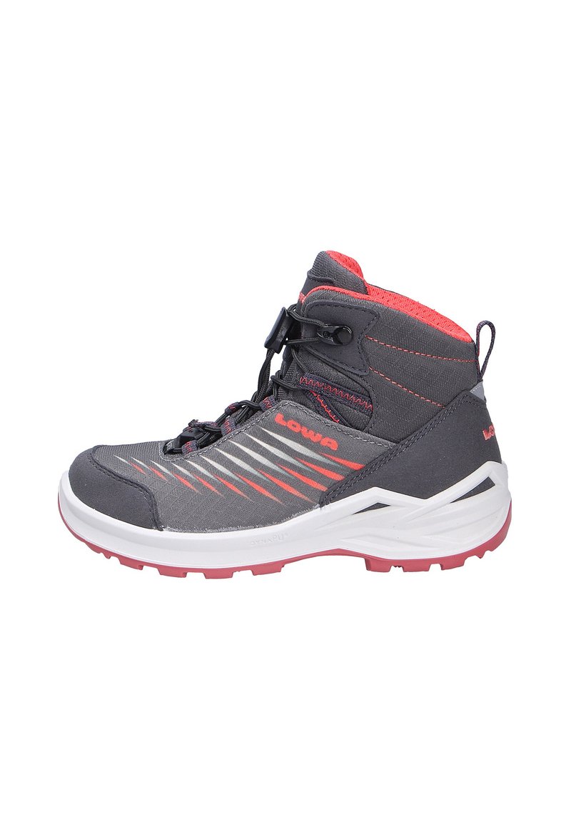 Stivale da trekking di altezza media in grigio e rosso. Presenta una tomaia in tessuto grigio, strisce riflettenti e una suola in gomma bianca con accenti rosa. Lacci regolabili.