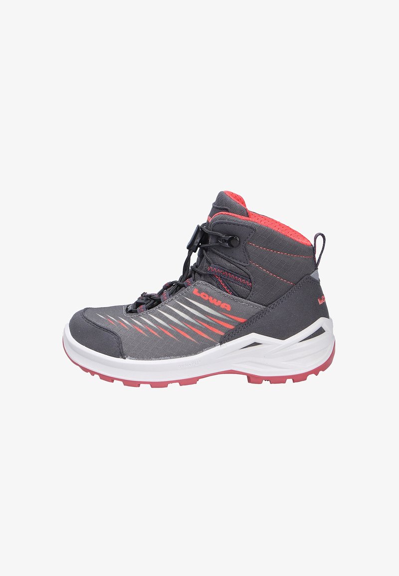 Stivale da trekking di altezza media in grigio e rosso. Presenta una tomaia in tessuto grigio, strisce riflettenti e una suola in gomma bianca con accenti rosa. Lacci regolabili.