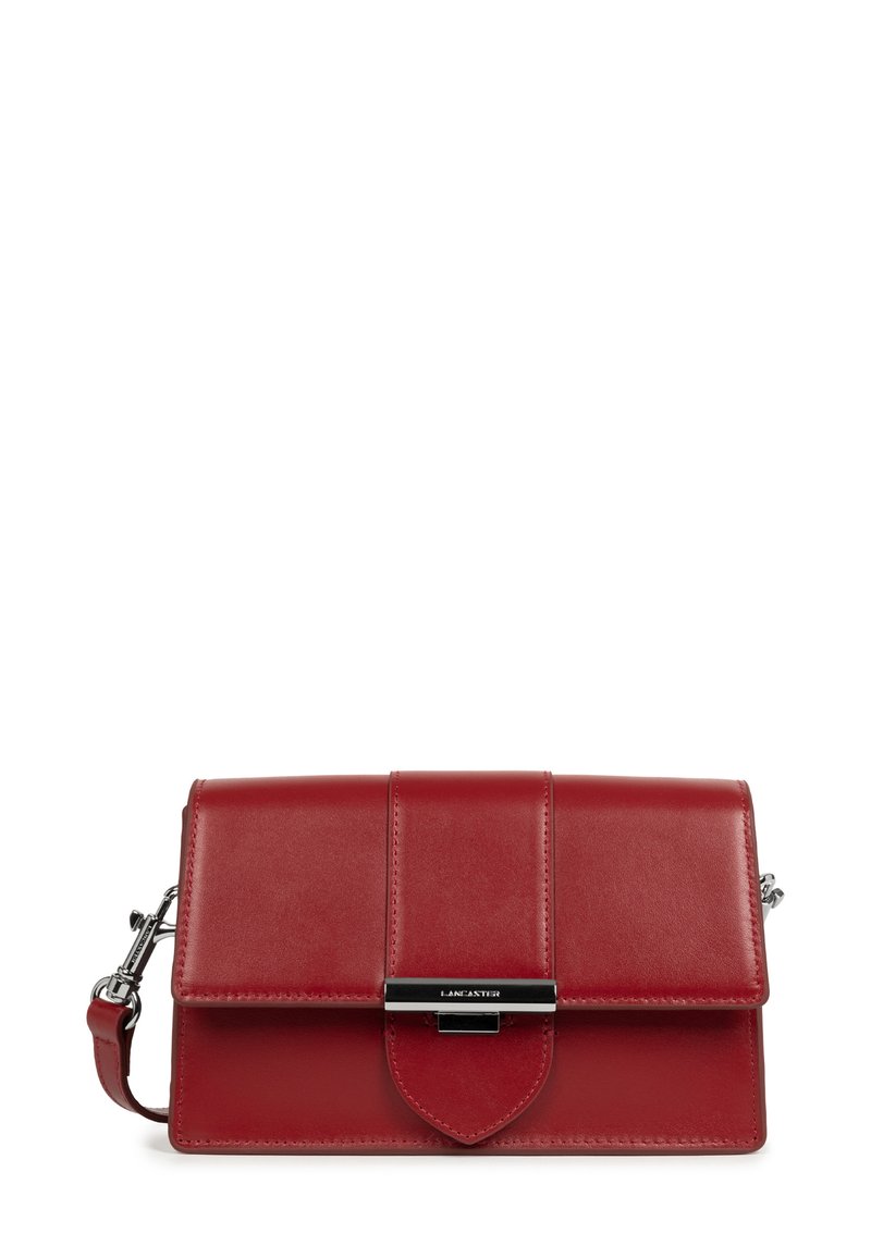 Borsa a tracolla rossa in pelle con chiusura a pattina e gancio argento, dotata di una tracolla removibile e dettagli di cucitura discreti.