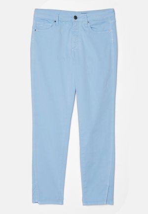 Sinine puuvillased püksid, millel on sale lõige, viis taskut ja nööbiga sulgemine. Püksisääred on lõhenenud, et lisada detaili.