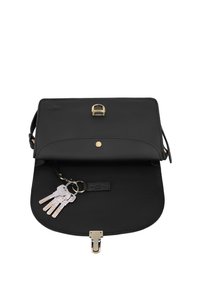 Čierna kožená crossbody taška otvorená, aby ukázala pripevnený krúžok na kľúče so štyrmi striebornými kľúčmi vo vnútri.
