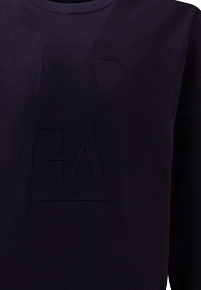 Felpa blu navy realizzata in tessuto morbido. Presenta un logo "GA" in rilievo tono su tono e un collo a giro. Texture liscia con design minimalista.