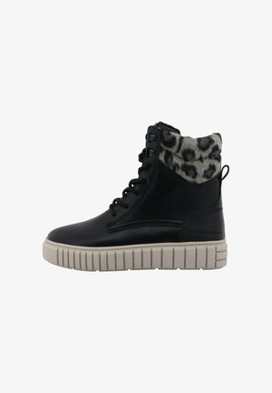 Botín negro con un cuello de leopardo de pelo sintético, parte delantera con cordones y suela gruesa beige con surcos verticales.