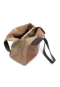 Borsa in pelle bicolore caratterizzata da una parte superiore color cuoio e una parte inferiore marrone, con chiusura a zip e tracolla nera. Finitura testurizzata con un interno spazioso.