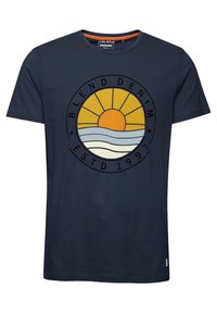 Marineblå bomulds-t-shirt med et cirkulært grafik af en sol, bølger og teksten "BLEND DENIM ESTD 1993" i kontrasterende farver.