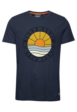 Tamsiai mėlynos spalvos medvilnės marškinėliai su apvaliu grafiką, kuriame pavaizduoti saulė, bangos ir tekstas "BLEND DENIM ESTD 1993" kontrastingomis spalvomis.