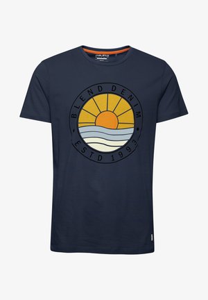 Tumesinine puuvillane T-särk, millel on ringikujuline graafika, kus on päike, lained ja tekst "BLEND DENIM ESTD 1993" kontrastsetes värvides.