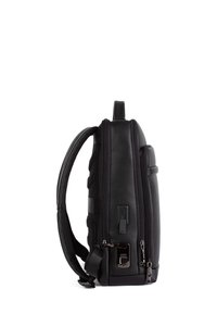 Mustikka tekstuurilla varustettu reppu, jossa on kaksi vetoketjullista osastoa, USB-portti, sormenjälkilukko sivulla ja pehmustetut säädettävät olkahihnat, seisoo pystyssä.