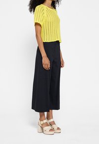 DESIGNERS REMIX T-shirt med print - yellow