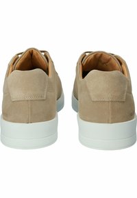Beige Wildledersneaker mit abgerundeter Form, weißen Gummisohlen und einer strukturierten Oberfläche. Minimalistisches Design mit sichtbaren Nähten.