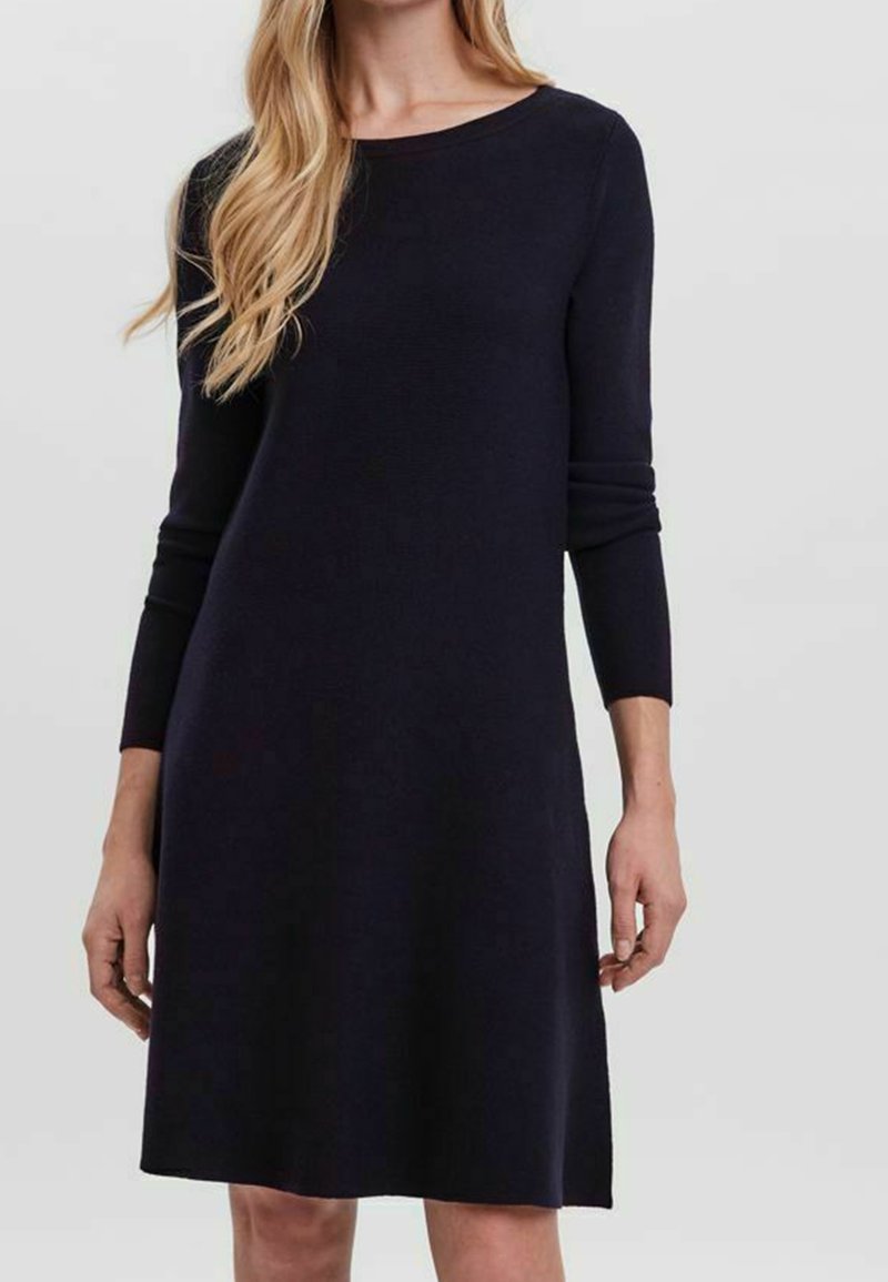 Robe en tricot bleu marine avec un col rond, des manches longues et une silhouette droite, présentant une texture lisse et une conception à hauteur de genoux.