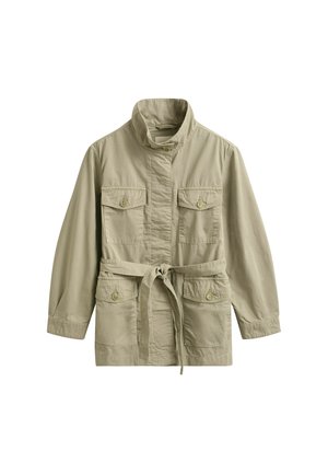 Licht kaki jas met lange mouwen, opstaande kraag, vier klepzakken met knopen en een stoffen ceintuur in de taille.