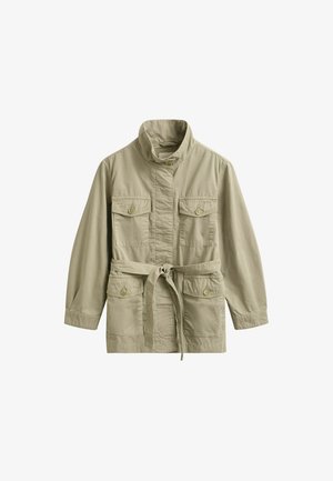 Licht kaki jas met lange mouwen, opstaande kraag, vier klepzakken met knopen en een stoffen ceintuur in de taille.