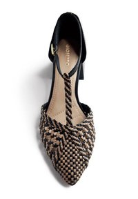 Zapato de tacón alto abierto en la parte delantera, tejido en negro y marrón, con superficie texturizada, punta afilada y correa en el tobillo, que presenta un acento de hardware dorado.