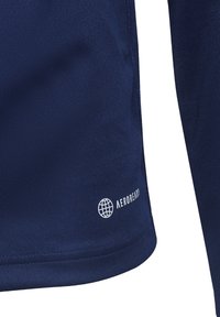 Maglietta sportiva blu navy realizzata in tessuto testurizzato con logo AEROREADY bianco sull'orlo, caratterizzata da un design moderno e aderente.